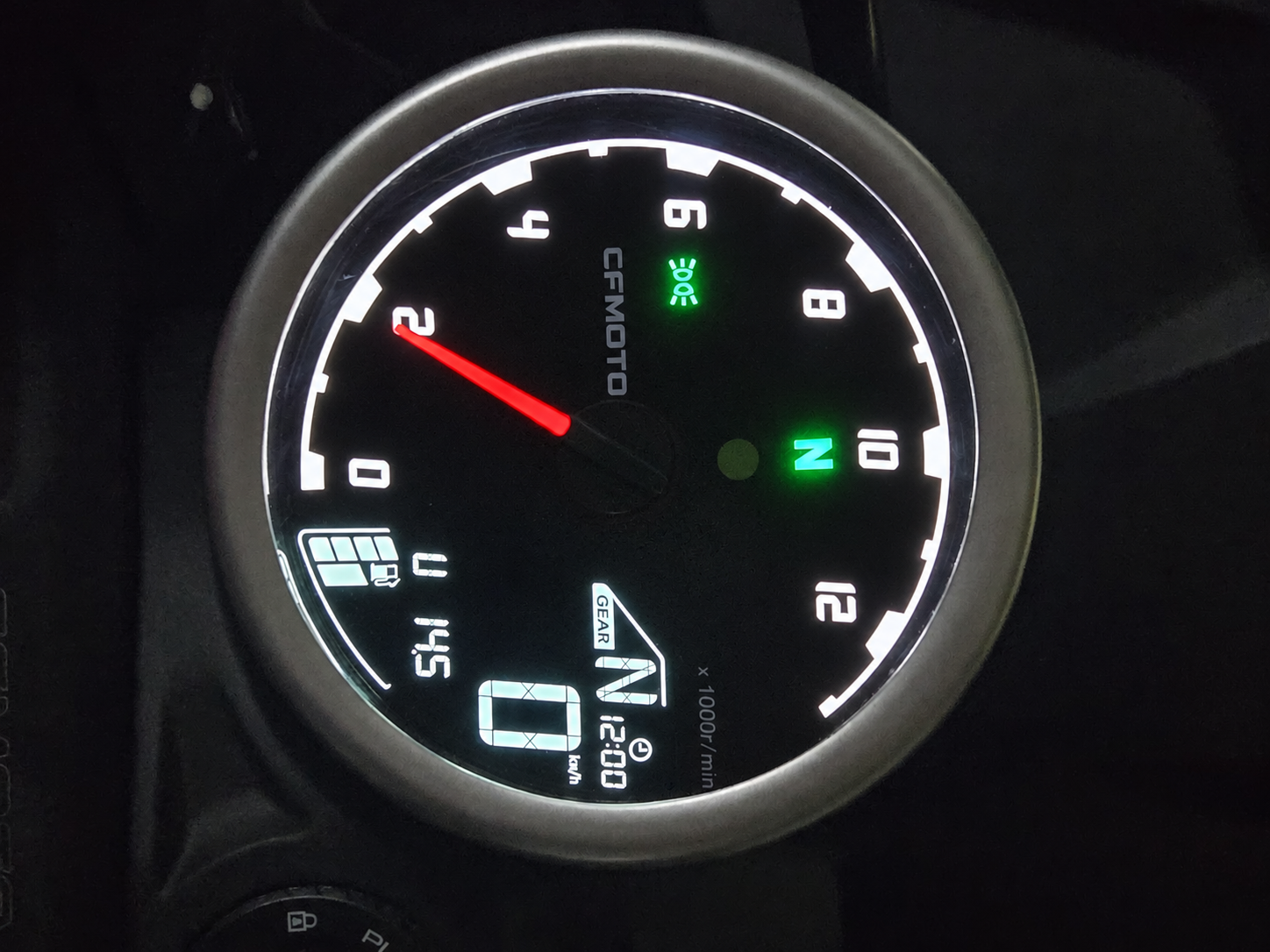 電圧14.5Vを表示するメーター