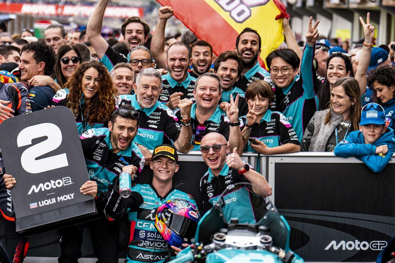 2025年バレンシアGP Moto2で2位を獲得したダニエル・オルガド選手とCFMOTO Aspar Team